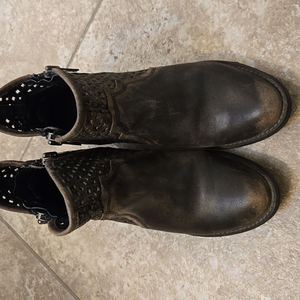 Circle G Brown Ankle Boots with Cutout Design - Picture 2 of 8